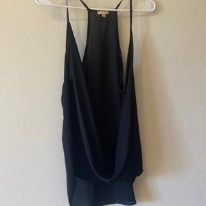 Trasparente y abierta al frente